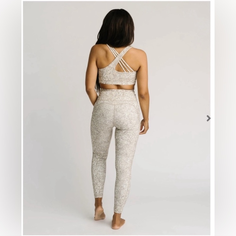 Zyia Bentonite Ruched Pocket Hi-rise 7/8 24" Leggings and Sports Bra 2 piece set - Picture 4 of 13